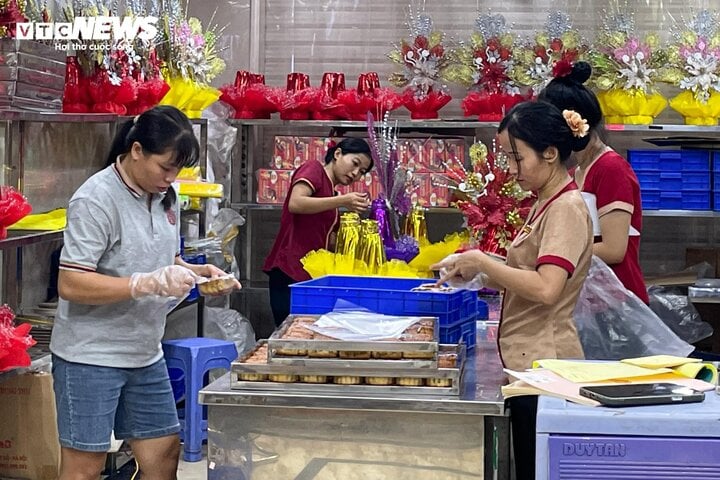 Bánh trung thu mở bán sớm, đắt hơn năm trước